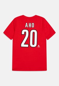 Camiseta de algodón roja con mangas cortas, que presenta el nombre "AHO" y el número "20" en blanco con contorno negro en la parte posterior.