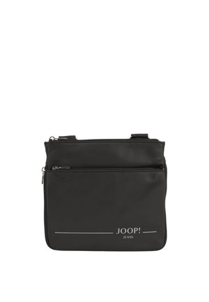 Sort rektangulær skuldertaske med forlomme med lynlås og "JOOP! JEANS" logo i nederste højre hjørne.