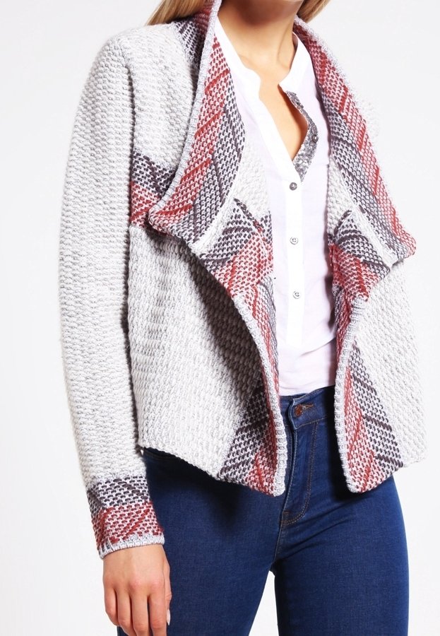 Šedý pletený kardigan s velkým vzorovaným límcem v červených a šedých tónech. Má otevřený přední díl a dlouhé rukávy.