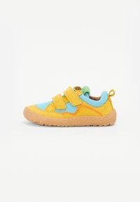 Baskets jaune vif et bleues avec des bandes Velcro, en suède et en maille, semelle en caoutchouc et extérieur texturé, avec des accents verts.