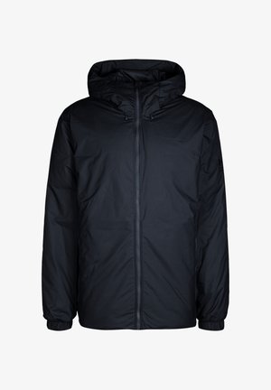 Veste à capuche noire avec fermeture éclair à l'avant, poignets élastiques et finition lisse et mate avec un logo de marque subtil sur la manche.