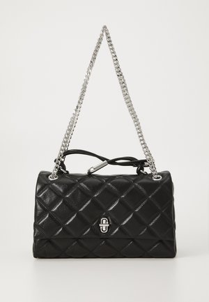 Sac à main matelassé noir en matériau synthétique texturé. Il dispose d'une chaîne en argent et d'un fermoir décoratif à l'avant.