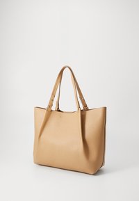 Tan leren totebag met een gestructureerd oppervlak, stevige dubbele handgrepen en een ontwerp met een open bovenkant. Omsluit een ruime, ongecompliceerde binnenkant.