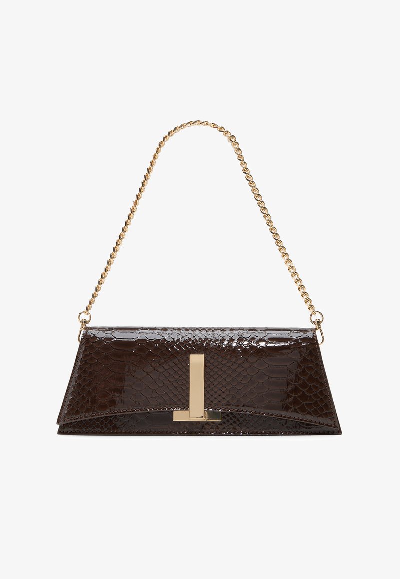 Sac à main brillant marron foncé avec une texture effet peau de serpent, forme rectangulaire, fermoir vertical doré et bandoulière chaîne dorée.