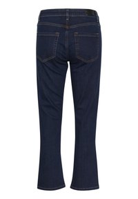 Jean en denim foncé à coupe ajustée, évasés en bas. Comprend cinq poches, des coutures contrastantes et une taille lisse.
