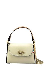 Sac à main en cuir beige clair avec un emblème d'abeille doré, des bords noirs et une bandoulière en chaîne détachable. Comprend un petit accent tricolore italien.