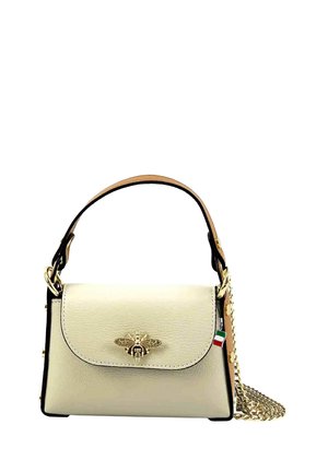 Lichtbeige leren handtas met een gouden bij-embleem, zwarte accenten en een afneembare kettingband. Bevat een klein accent van de Italiaanse vlag.
