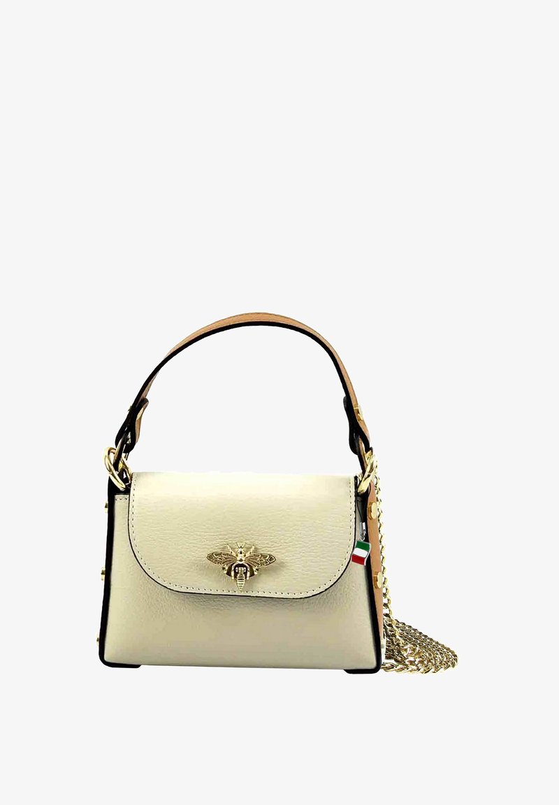 Lichtbeige leren handtas met een gouden bij-embleem, zwarte accenten en een afneembare kettingband. Bevat een klein accent van de Italiaanse vlag.