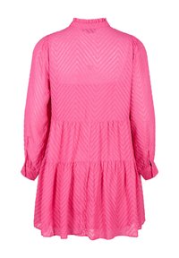 Růžové šaty s dlouhým rukávem a plisovaným designem, zdobené vysokým výstřihem a vrstvenou sukní. Celoplošný texturovaný vzor připomínající šipky.