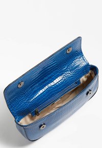 Blauwe neplederen handtas van krokodillenleer met een gestructureerde afwerking. Heeft een magneetsluiting en een ritsvak aan de binnenkant.