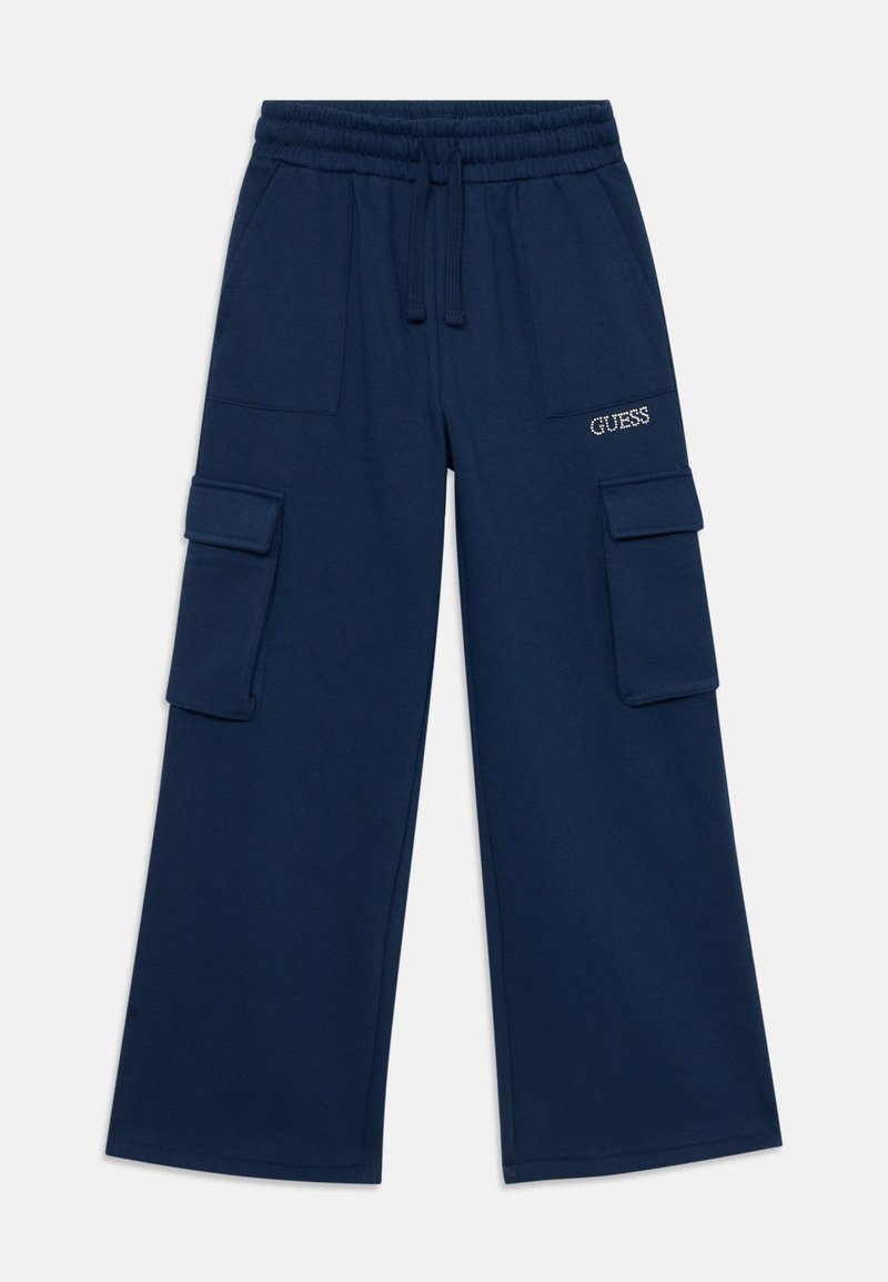 Mørkeblå cargo-bukser med elastisk linning, snor i midjen og to sidelommer. Har "GUESS"-logo i metallisk detaljering.