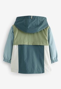 Veste en color block avec capuche réglable. Présente des panneaux bleus, verts et blancs. Fabriquée en tissu léger et lisse avec des poignets élastiques.