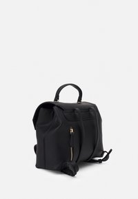 Borsa in pelle nera con forma strutturata, chiusura con zip, manico corto superiore e tracolla regolabile. Tasca laterale con zip di rilievo.