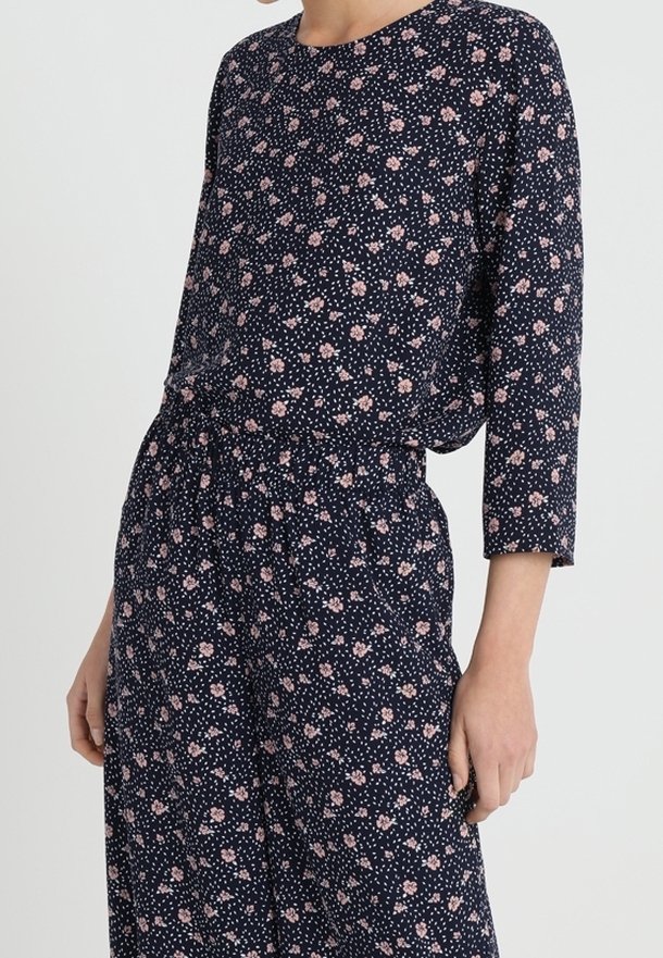 Abito navy con maniche a 3/4, decorato con piccoli motivi floreali rosa, caratterizzato da una vestibilità comoda e un tessuto morbido e leggero.