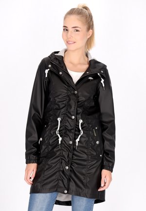 Schwarze wasserdichte Jacke mit Kapuze, Kordelzügen, silbernen Druckknöpfen und zwei Seitentaschen; gesteppte Textur mit einem leicht glänzenden Finish.
