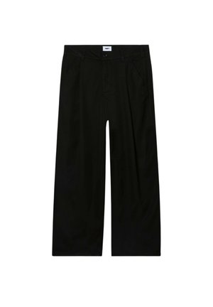Pantaloni neri a gamba larga con pieghe davanti, passanti per cintura, tasche laterali e chiusura con bottone e zip.