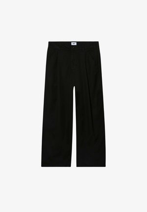 Pantaloni neri a gamba larga con pieghe davanti, passanti per cintura, tasche laterali e chiusura con bottone e zip.