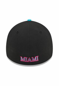 Casquette noire ajustée avec "MIAMI" brodé en rose et bleu à l'arrière et un petit bouton bleu sur le dessus.