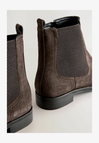 Ausgewählt, new dark brown