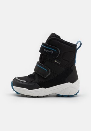 Schwarzer Winterstiefel mit einem strukturierten Stoffobermaterial, zwei verstellbaren Klettverschlüssen, weißer Sohle und blauen Akzenten auf der Sohle und der Markenkennzeichnung.