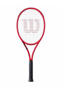 Rode tennisracket met een geometrisch frame, een gestructureerde zwarte grip en een wit gaasstringpatroon met een opvallend "Wilson"-logo.