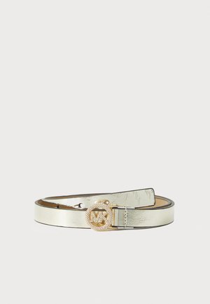 Metallisch gouden leren riem met een ronde gesp, voorzien van een met kristallen versierd logo. Glad textuur en slank ontwerp.