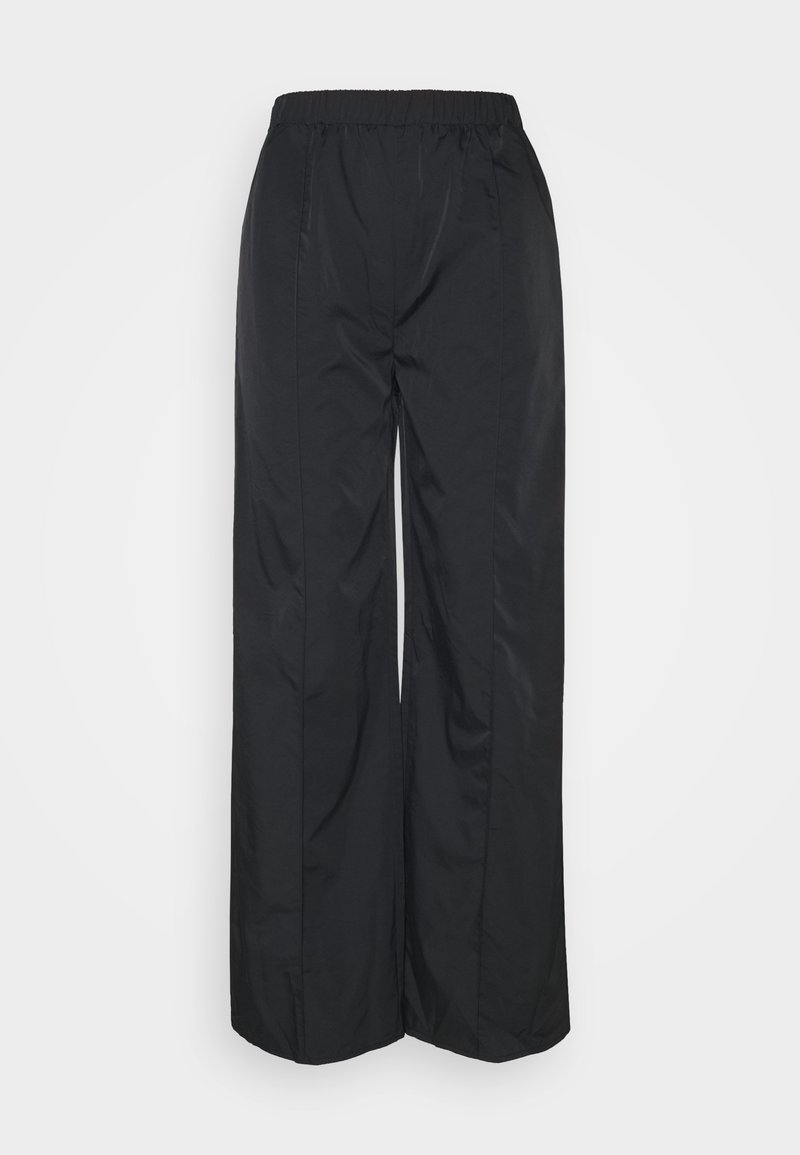 Pantalon large noir en tissu lisse et léger. Il est doté d'une taille élastique et de deux coutures latérales pour un style supplémentaire.