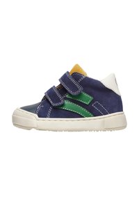 Modré semišové tenisky s zelenými koženými akcenty, dvěma suchými zipy, bílou podrážkou a žlutými detaily na jazyku. Texturovaná gumová podešev.