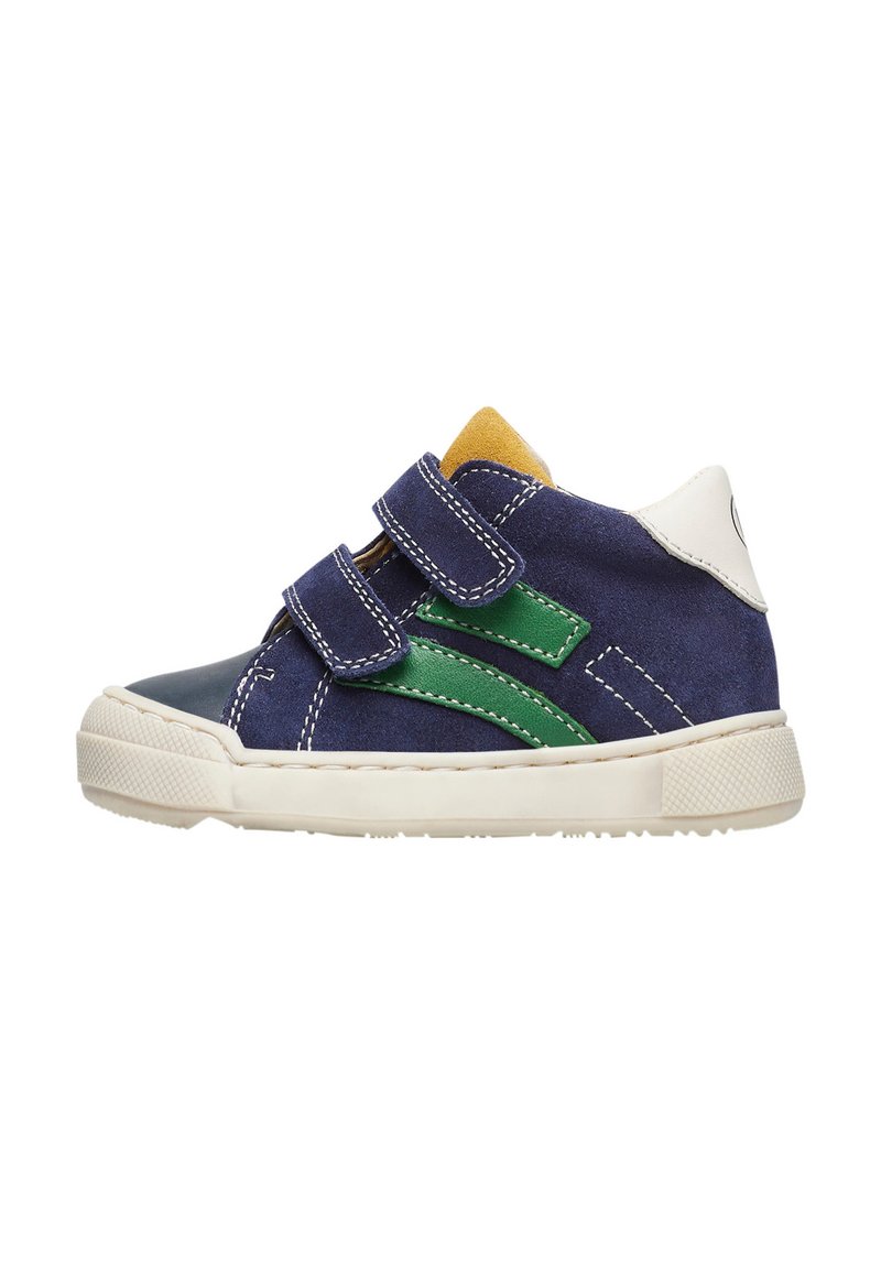 Modré semišové tenisky s zelenými koženými akcenty, dvěma suchými zipy, bílou podrážkou a žlutými detaily na jazyku. Texturovaná gumová podešev.