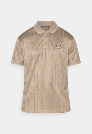 Beige poloshirt med et teksturert mønster som inneholder vertikale EA7-logoer. Den har klassisk krage og knappestolpe for lukking.