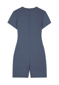 Mono de manga corta en tela azul oscura, con cierre de cremallera en la parte de atrás, forma ajustada y pantalones cortos hasta la rodilla sin patrones adicionales.
