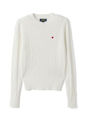 Weißer, kabelgestrickter Pullover mit langen Ärmeln, mit einem kleinen roten Herz links auf der Brust gestickt und mit gerippten Bündchen und Saum.