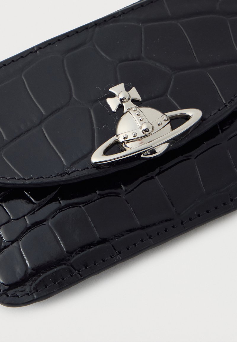 Portefeuille en similicuir noir à motif crocodile avec une finition brillante, équipé d'un fermoir argenté en forme de vaisseau spatial et d'accents décoratifs.