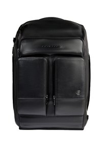 Mochila de cuero negro con textura suave, que cuenta con dos bolsillos frontales con cremallera y un detalle de logotipo en la parte inferior derecha.