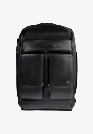 Zwarte leren rugzak met een gladde textuur, voorzien van twee voorzakken met rits en een logo-accent rechtsonder.