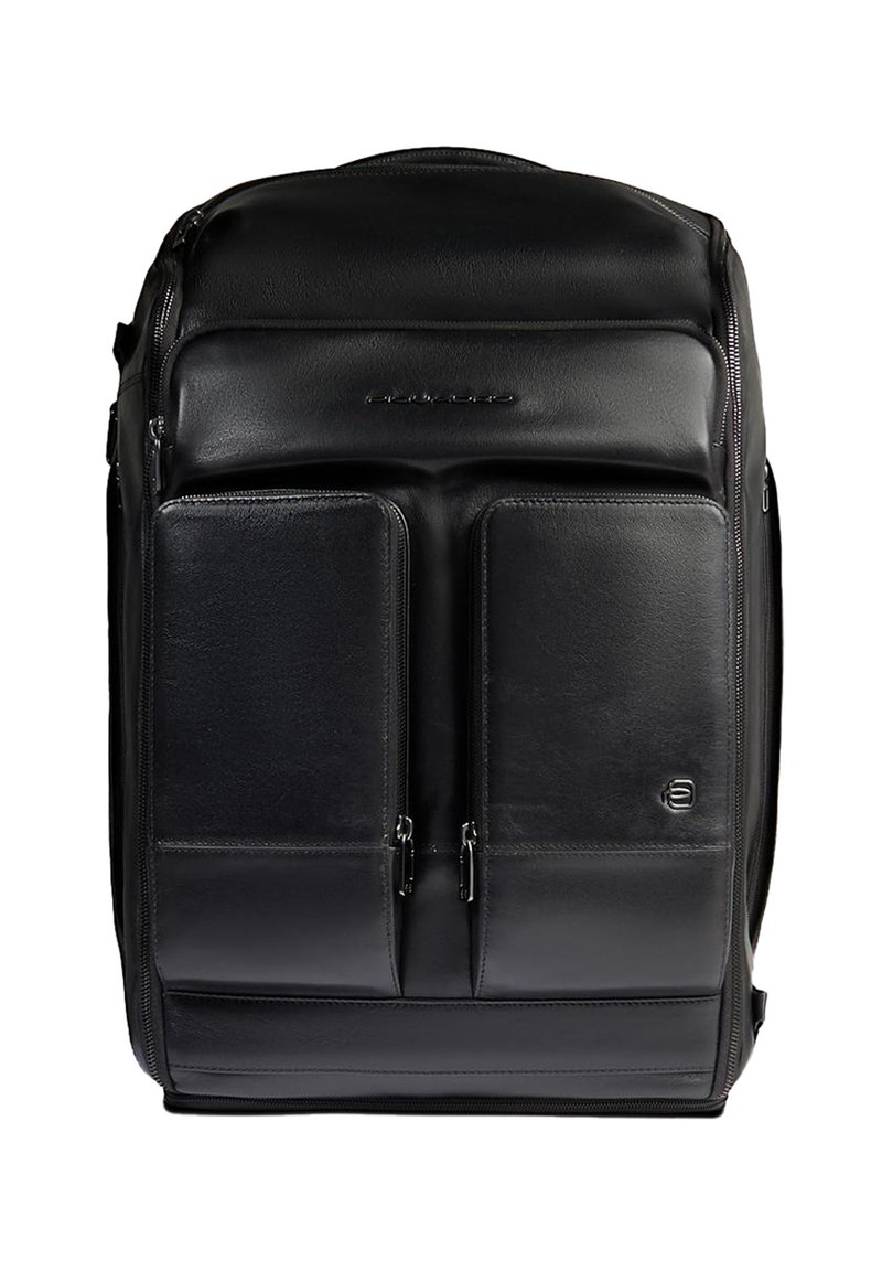 Mochila de cuero negro con textura suave, que cuenta con dos bolsillos frontales con cremallera y un detalle de logotipo en la parte inferior derecha.