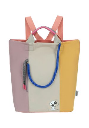 Rucksack mit pinken, beigen und gelben Paneelen, pinken Trägern, blauem gewundenem Griff, Reißverschlusstasche und kleinem Snoopy-Charakter vorne.