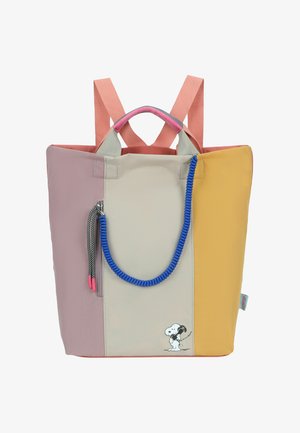 Zaino con pannelli rosa, beige e gialli, spallacci rosa, manico blu arrotolato, tasca con cerniera e piccolo disegno del personaggio Snoopy sul davanti.