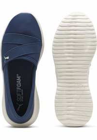 Sinised spordilised libisevad jalanõud elastsete rihmadega, pehme SOFTFOAM+ sisetald ja tekstureeritud valge kummist välistald.