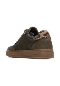 Zapatillas verde oliva con un upper de gamuza texturizada y cuero suave. Acento de estampado de leopardo en el talón, suela de goma marrón y cierre de cordones.
