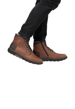 Botas de cuero marrón con cordones, acabado texturizado, acentos negros y un zipper lateral, con suela de goma para agarre.