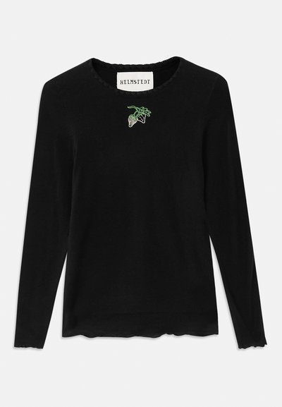 Sweater preto de manga longa, feito de tecido suave, com decote em ondulação e um pequeno detalhe de morango verde bordado no peito.
