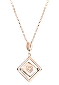 Rosen-guld halskæde med en geometrisk diamantformet vedhæng, der har et udskåret design og et centralt dekorativt element. Kæde med små led.