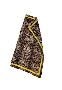 Bufanda de estampado de leopardo en tonos terrenales con un borde amarillo brillante. Textura suave, forma rectangular, con un atrevido patrón animal.