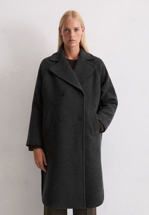 Cappotto in lana grigio scuro con fronte doppiopetto, ampi risvolti, due tasche laterali e taglio dritto. Tessuto morbido e design di lunghezza media.