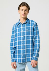 Blauw-witte geruite flanellen shirt met een button-down kraag, borstzak en regular fit, gemaakt van zachte katoen.