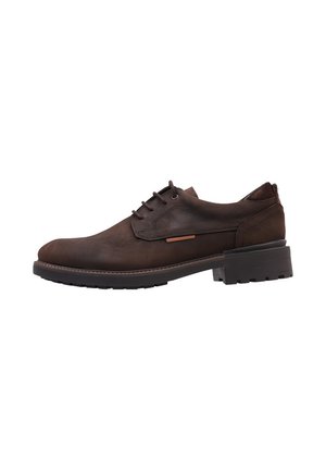 Chaussure en cuir marron à lacets avec un bout rond, une finition texturée, une plaque d'accent subtil et une semelle en caoutchouc robuste.
