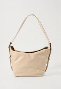 Sac à bandoulière en cuir beige avec une texture lisse, un design souple, une sangle ajustable et un logo embossé discret à l'avant.