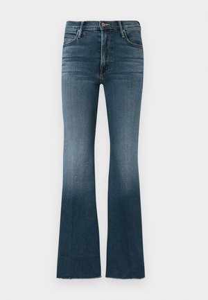 Jean en denim évasé dans un lavage bleu fonc�é avec une décoloration progressive vers un bleu plus clair au bas, présentant une taille haute et un bord inférieur effiloché.