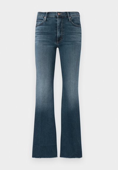 Jeans de denim acampanados en un lavado azul oscuro con un desvanecimiento gradual a un azul más claro en el dobladillo, con una cintura alta y un borde inferior deshilachado.